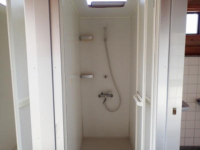 Shower room in Mue beach campsite