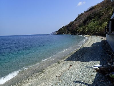 Rightside of the beach in Mue beach campsite