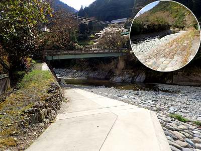 明河キャンプ場の河原へ降りる道