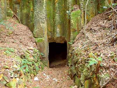 砥石山公園の洞窟