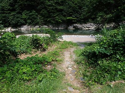 河原へ降りる道