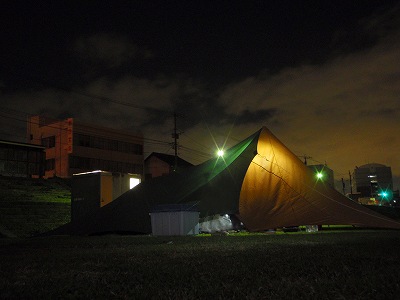 直方オートキャンプ場の夜のテントサイト