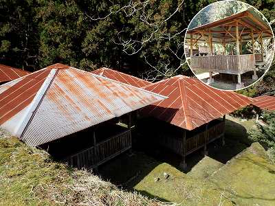 八木山渓流公園キャンプ場の屋根付きデッキ