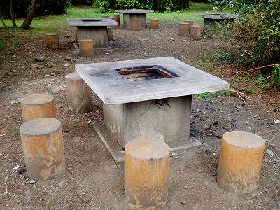 角渕キャンプ場のバーベキューテーブル