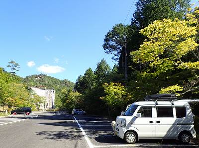 Parking lot in Mikuradake kenritsushizen-koen campsite