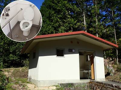 Restrooms in parking lot in Mikuradake kenritsushizen-koen campsite