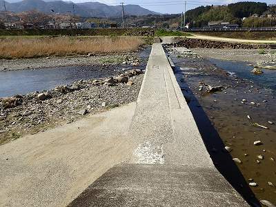 ことなみ土器どきひろばの対岸へ渡る道