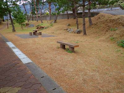 Table and benches in Daiba-koen