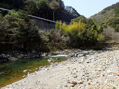 日平公園の前を流れる松田川