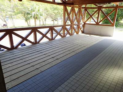 咸陽島公園の休憩所テラス