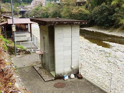 桑の川キャンプ場のトイレ