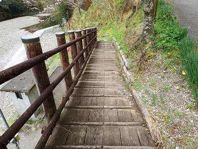 桑の川キャンプ場のある河原への階段