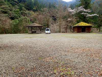 松葉川林間キャンプ場の駐車場