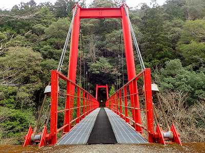 松葉川林間キャンプ場にかかる松葉川吊り橋