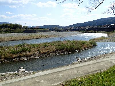 宮の前公園キャンプ場の前を流れる仁淀川