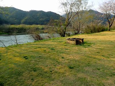 四万十ひろばキャンプ場の前を流れる四万十川