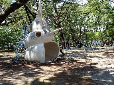 Playground equipment in Tanezaki sensho-koen campsite