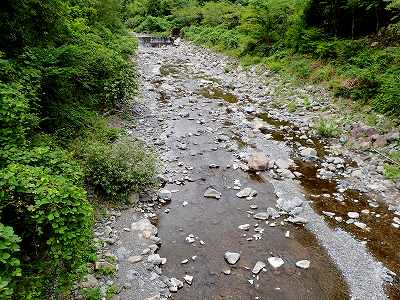 轟の滝キャンプ場（旧）の前を流れる日比原川