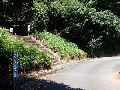 月見山こどもの森キャンプ場の駐車スペース