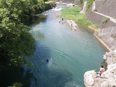 白岩戸公園の流水プール