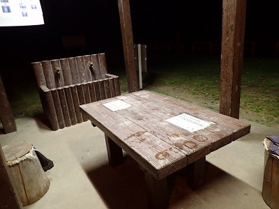 浜風公園キャンプ場のテーブル＆丸太イス
