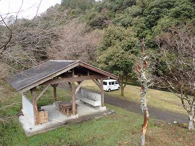 小崎川流れるプールの炊事棟