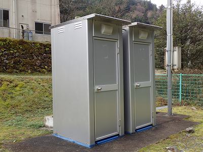 小崎川流れるプールのトイレ