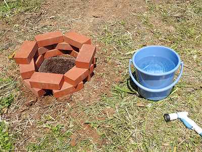 レンガ製の直火カマドで焚火