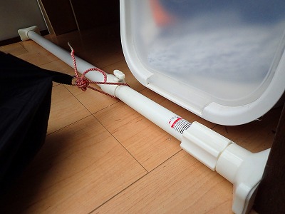 部屋キャンプでロープの固定に使える突っ張り棒