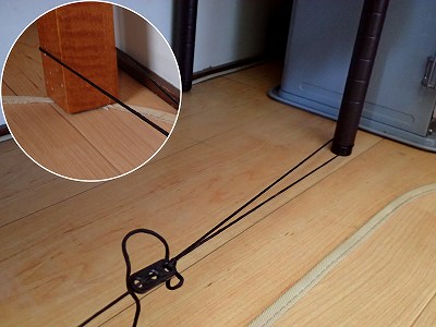 部屋キャンプでロープの固定に便利なテーブルや棚の脚