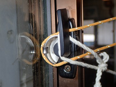 部屋キャンプでロープの固定に便利なアルミサッシのクレセント