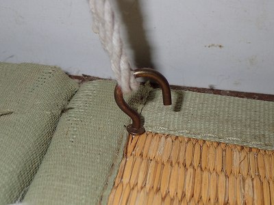 部屋キャンプで畳にロープを固定する
