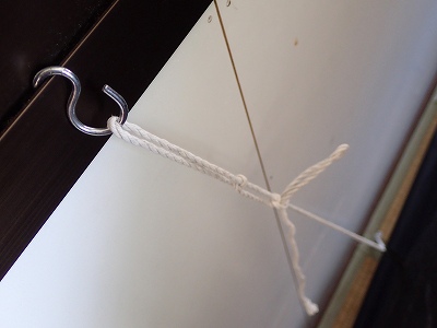 部屋キャンプでロープワークに便利なS字フック