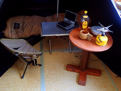 部屋にタープを張ってリビングスペースを作る