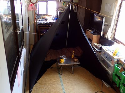 極狭の部屋にタープを張る