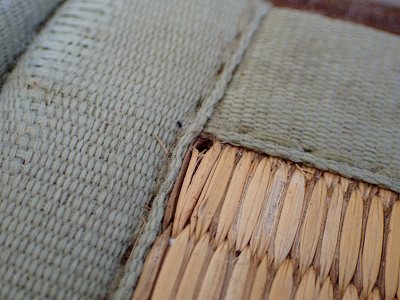 はてなフックを畳にねじ込んだ穴の跡