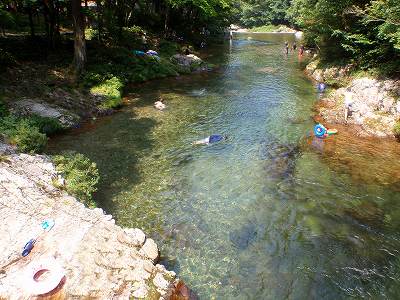 匹見峡レストパークキャンプ場前の清流