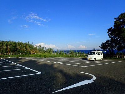 潮岬望楼の芝キャンプ場の駐車場
