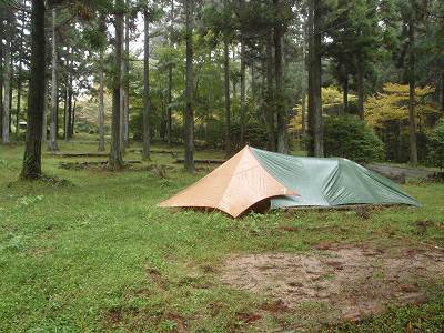 烏帽子岳ウッドパーク キャンプ場　雨のテントサイト