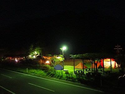 夜のキャンプ場